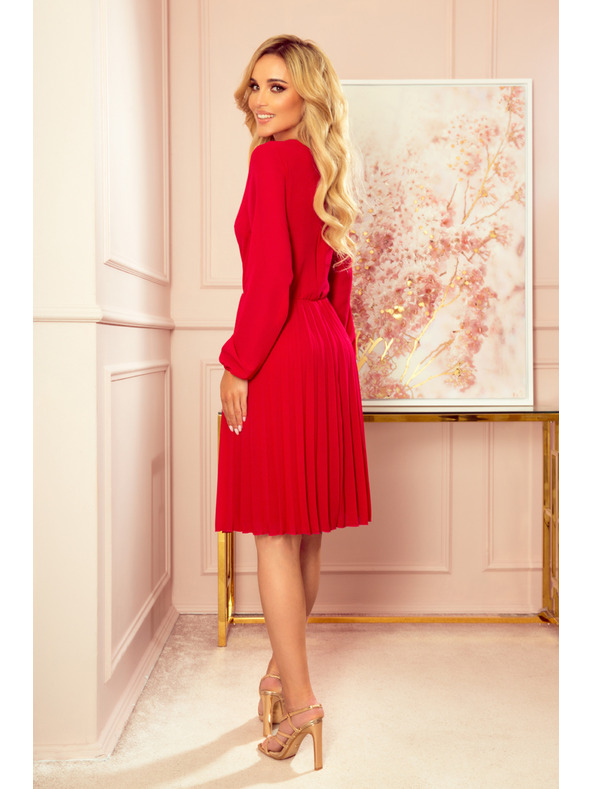 numoco ISABELLE Pliszírozott ruha kivágással és hosszú ujjal - Piros