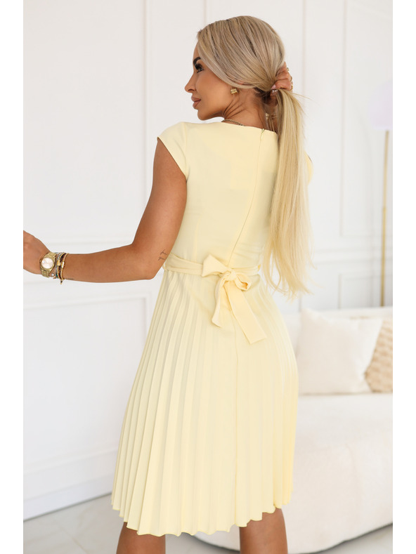 numoco LILA Klasszikus pliszírozott ruhák rövid ujjal és övvel - vajsárga