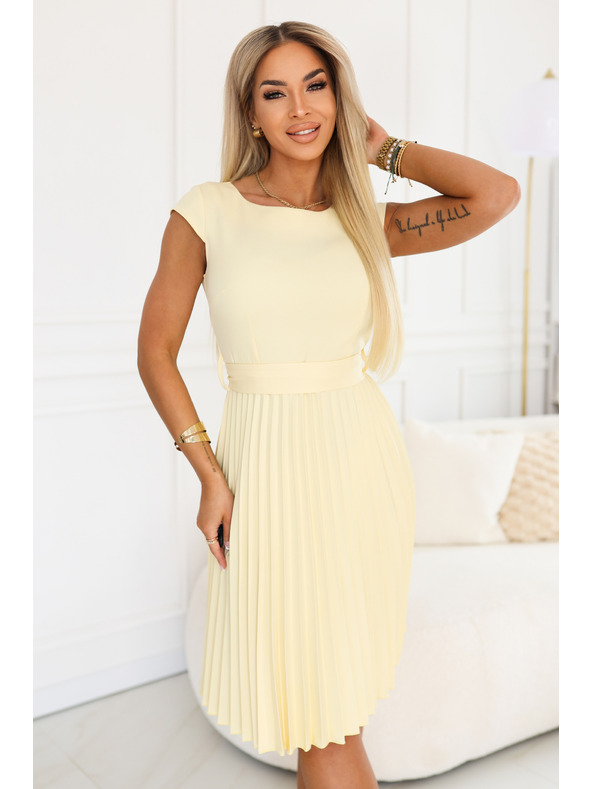 numoco LILA Klasszikus pliszírozott ruhák rövid ujjal és övvel - vajsárga