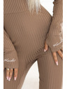 Kocula Kényelmes és elegáns bordázott női overál kivágással - mocha mousse