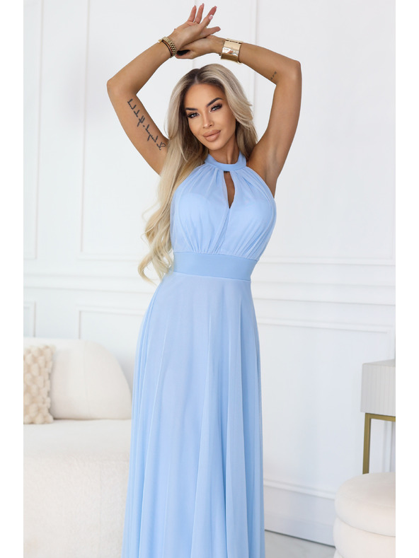 numoco basic Elegáns estélyi maxi ruha halter nyakkal, tüllel és derékköteléssel - világoskék