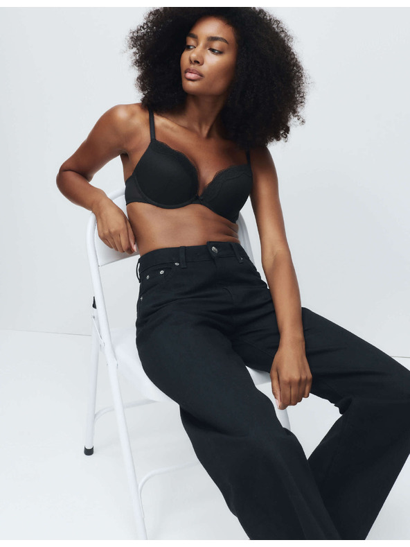 Marks & Spencer Csipkés push-up dekoltázs melltartó Jasmine kötöttel, (méret A–E) Marks & Spencer fekete